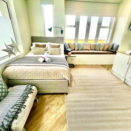 Beachfront Compact Coastal Crib, Direct Sea Views & Air Conditioning Littlestone-on-Sea Esterno foto