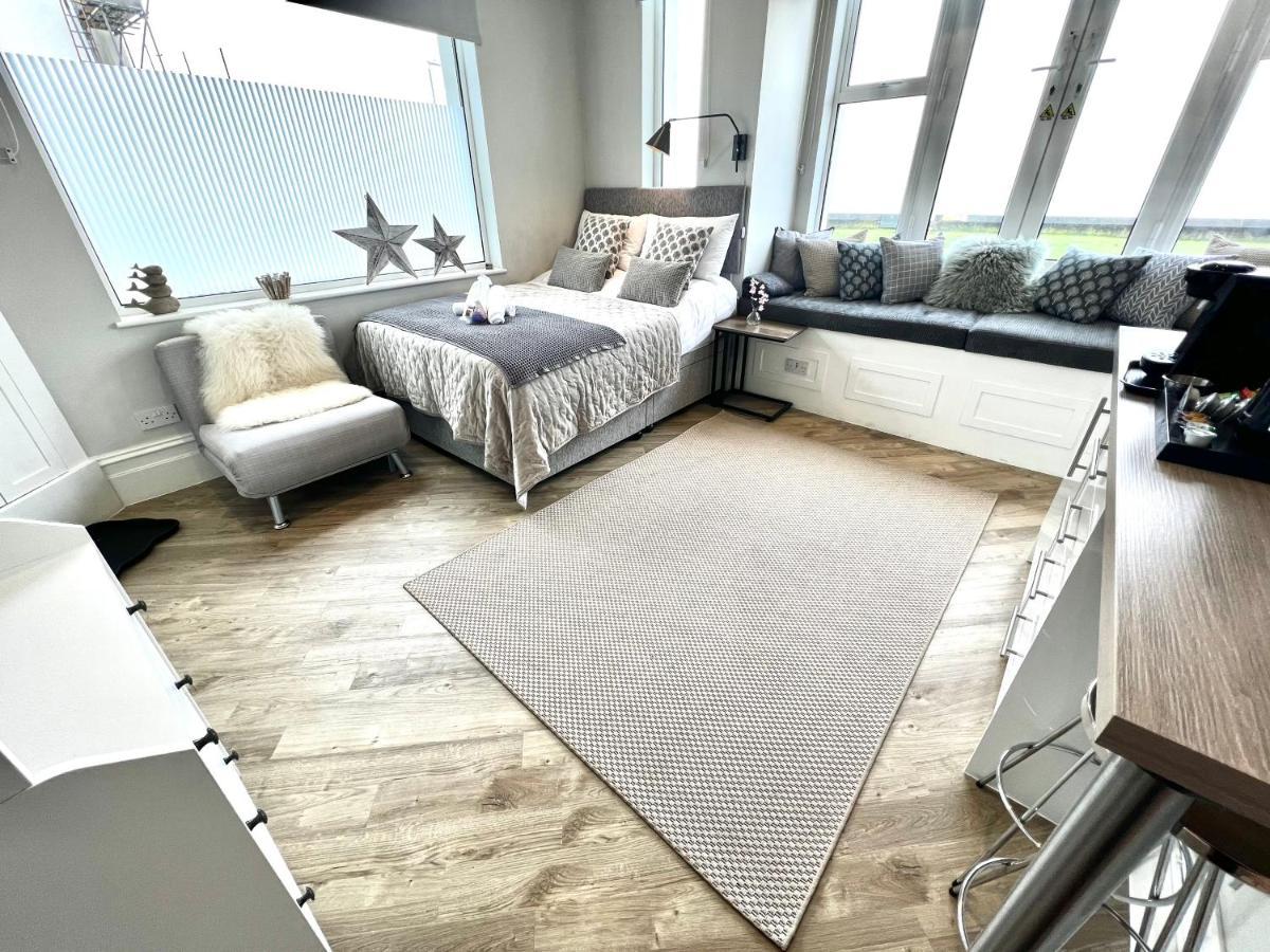 Beachfront Compact Coastal Crib, Direct Sea Views & Air Conditioning Littlestone-on-Sea Esterno foto